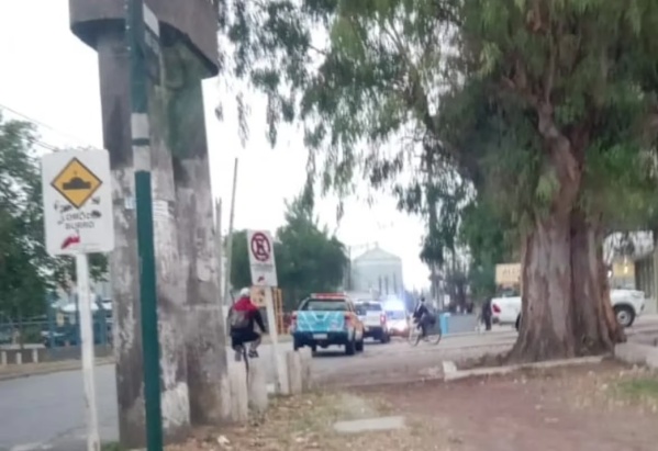 Un policía que trabaja de remisero mató a un ladrón que se hizo pasar por pasajero