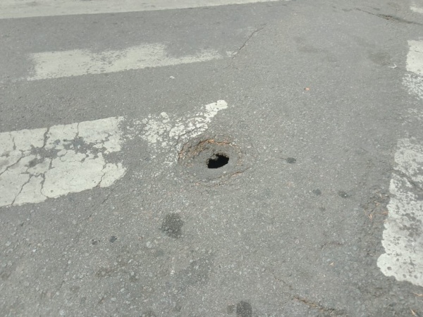 Vecinos platenses advierten por un pozo en una intersección muy transitada cerca de Plaza Moreno