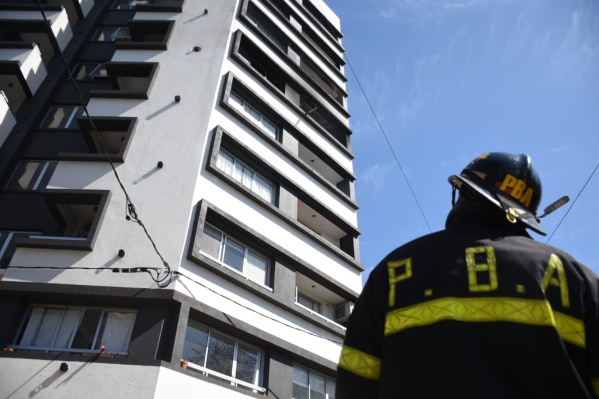 Se incendió un edificio en La Plata: el piso quedó "completamente destruido"