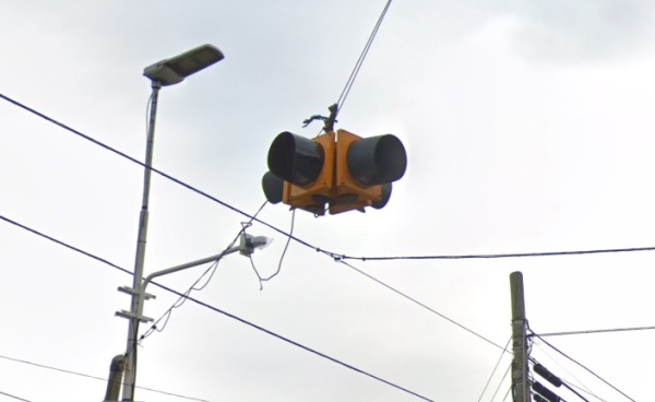 Vecinos de City Bell piden que reparen un semáforo que no funciona hace varios días