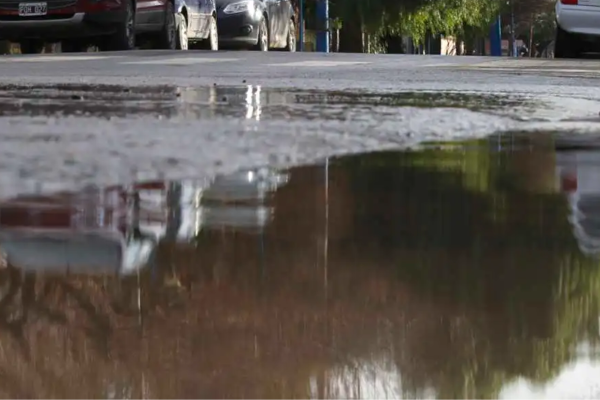 Vecinos de Los Hornos denunciaron que una pérdida de agua por un caño roto cumplió dos años