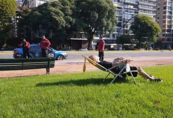 Murió la señora que se hizo viral en pandemia por ir a tomar sol a una plaza con su reposera