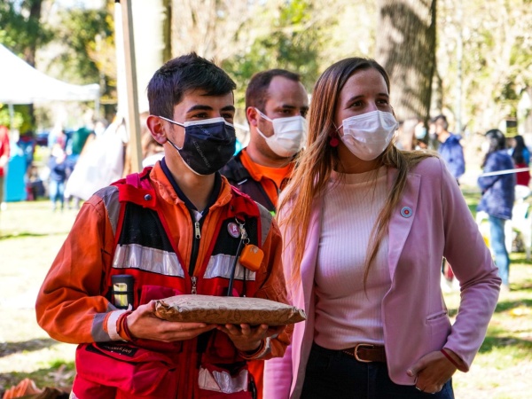 Acompañada de estudiantes platenses, Lucía Iañez participó de una jornada de capacitación en primeros auxilios en el Bosque