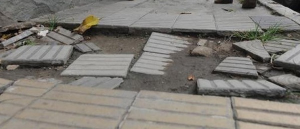 Vecinos de la zona de Tolosa reclaman por el arreglo de unas baldosas sueltas