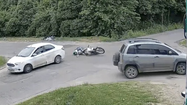 Choque en San Carlos: un motociclista y un auto chocaron en 137 y 42