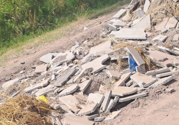 En un amplio tramo de la calle 90 pidieron por una urgente reparación: "Han tirado materiales, queman autos"