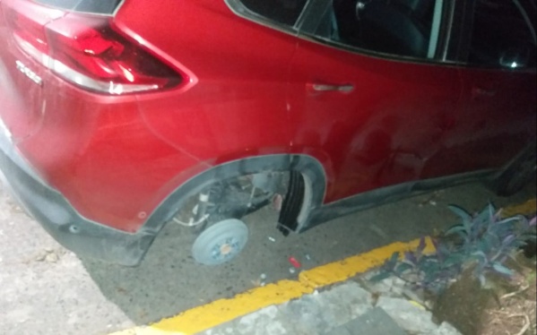 Vecinos de Los Hornos armaron una lista de las zonas donde atacan los "robaruedas": "Ya no tienen horario"