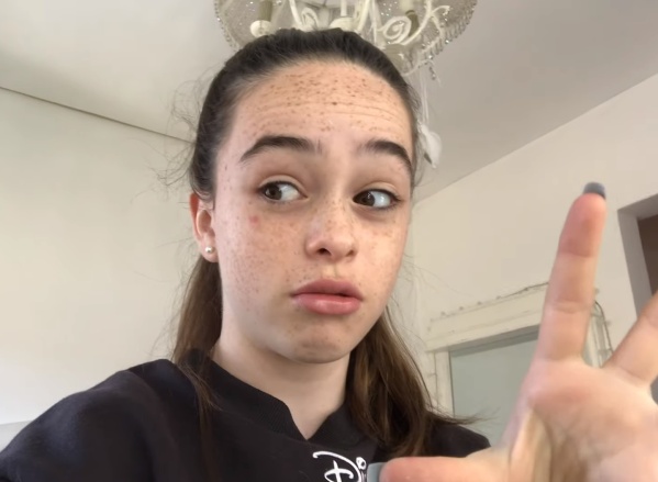 Una joven platense ganó sus primeros $18.000 con videos sobre maquillajes y le quitaron todo cuando salió del cajero