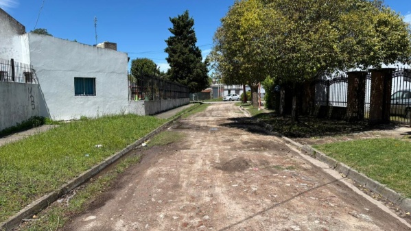Vecinos denuncian el abandono de una calle cortada en Berisso
