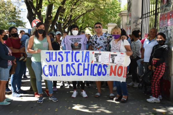 "No me voy a callar como me dijeron que lo hiciera": Masiva marcha para reclamar justicia por una nena abusada en Romero
