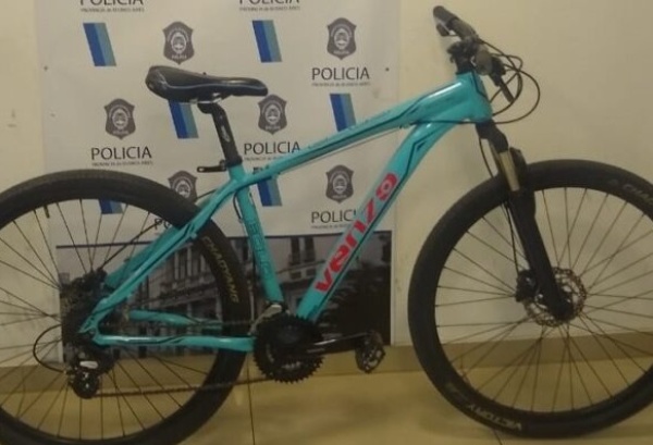 Dos menores forcejearon una reja en 56 y 20 para llevarse una bicicleta
