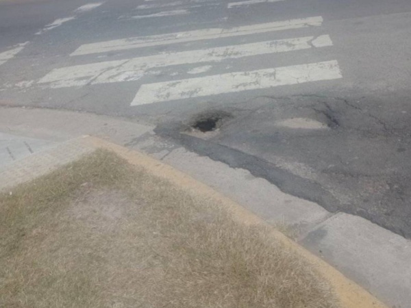 Vecinos de calle 7 y 74 alertan por un pozo
