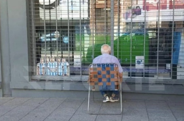&ldquo;Abueloooo, lo lo lo&rdquo;: un tuit se transform&oacute; en un regalo para un abuelito que miraba los partidos en un lugar peculiar