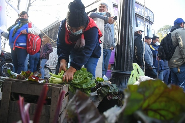 "Verdurazo" en La Plata: "Aumentan los precios especulando con el hambre del pueblo"