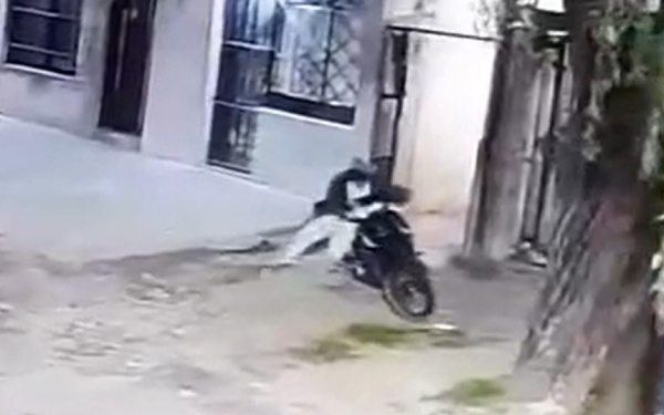 “Papichulo” atacó de nuevo: un conocido delincuente menor de edad se robó una moto en La Plata