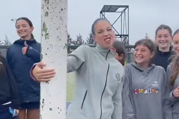 Un equipo de chicas llegó a La Plata para jugar hockey y se "burlaron a lo Hannah Montana" por el estado de la cancha
