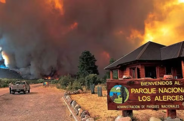 El incendio forestal en el Parque Nacional Los Alerces ya consumió casi 600 hectáreas y estaría “fuera de control”