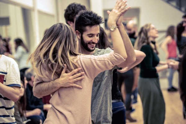 ¿Cuáles son los principales beneficios físicos y mentales que recibe una persona cuando baila?