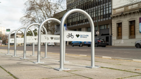 Uno por uno, dónde se instalarán los nuevos 250 bicicleteros en lugares muy concurridos de La Plata
