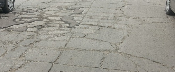 "Se está rompiendo todo": vecinos de 67 y 152 reclaman por el estado de las calles