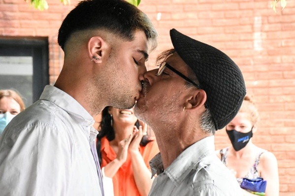 Una pareja homosexual de La Plata tenía que hacer un trámite y se topó con un insólito ítem que todavía no se actualizó