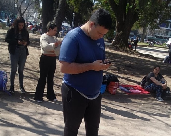 Manteras de Plaza San Martín reclamaron poder vender tres veces a la semana y se quejaron por las respuestas "maleducadas"