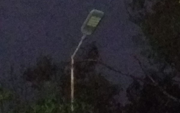 Vecinos de Villa Elvira preocupados por la falta de luminarias y el aumento de la inseguridad