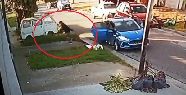 Una platense salió a sacar la basura y una banda de delincuentes intentó meterse en su casa