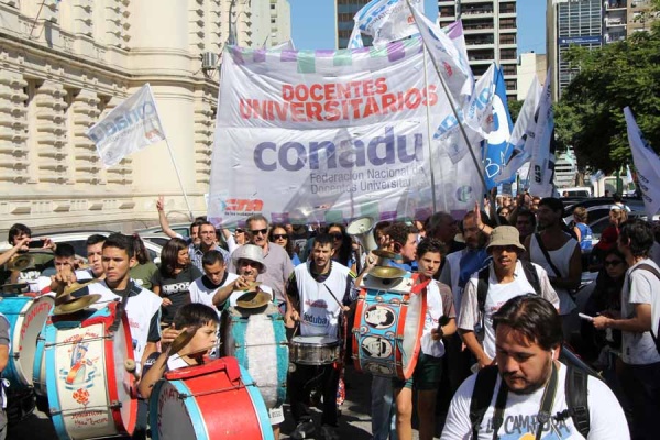 Docentes universitarios acordaron una semana de paro en agosto y vislumbran una nueva marcha federal