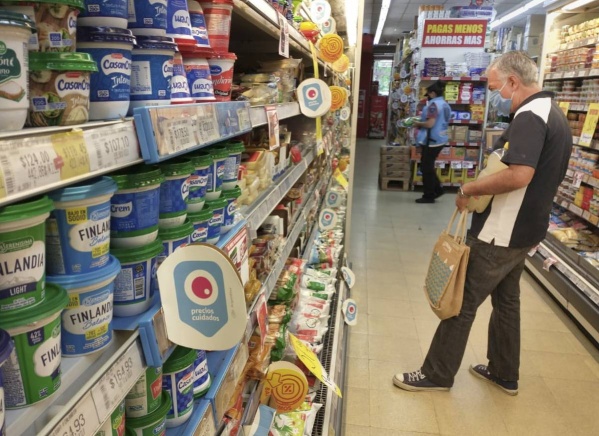 El Gobierno espera una "contraoferta" de los empresarios pero desde el lunes rige el nuevo control de precios en alimentos