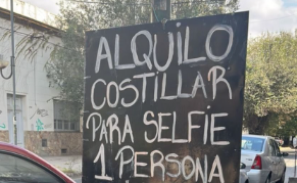 Una carnicería platense puso dos carteles que sorprendió a los vecinos: "Alquilo costillar para selfie"
