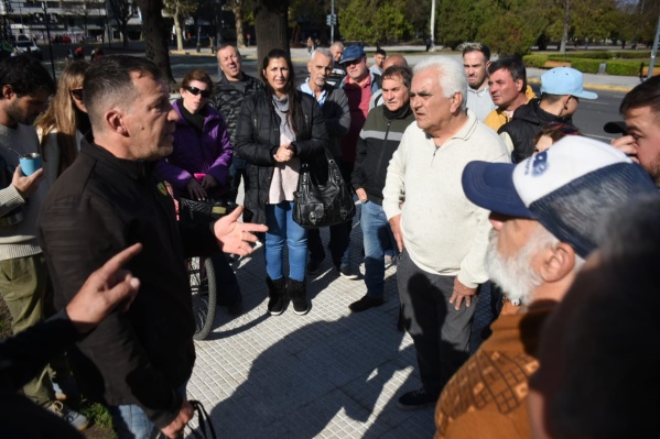 Botta se reunió con vecinos de Sicardi tras una nueva protesta: "Nos dijo que no se va a demoler ninguna casa"