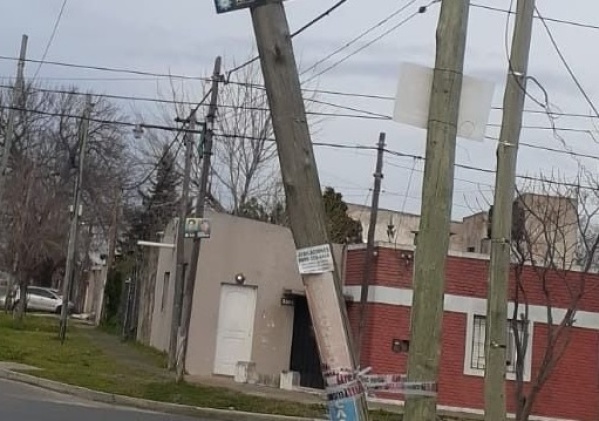 En la zona de 13 y 81 alertaron por un poste inclinado que puede caerse