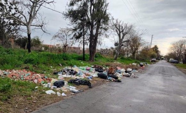 Vecinos de San Carlos reclaman por un basural a cielo abierto que inunda de mal olor el barrio