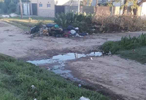 "Es un chiquero", vecinos de 141 y 74 denuncian el abandono de la calle