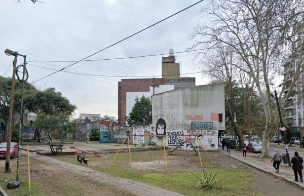 Vecinos reclaman por las condiciones en las que se encuentra una Plaza de Los Hornos: "Está todo roto y lleno de barro"