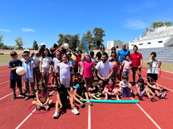 Comenzó el programa "Escuelas Abiertas de Verano" en La Plata con actividades acuáticas, deportivas, artísticas y didácticas