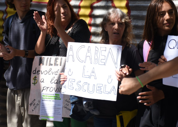 Realizaron un "Cartelazo" en la Escuela 10 de La Plata por las obras frenadas y alertaron que no hay salida de emergencia