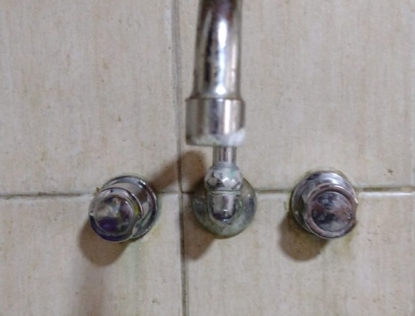 “Hace dos días que no tengo presión de agua”, varios vecinos de 4 y 59 denunciaron la falta del suministro