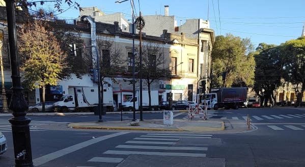 En Diagonal 80 volvieron a reclamar por vehículos en doble fila: "El último ocupa media bocacalle"