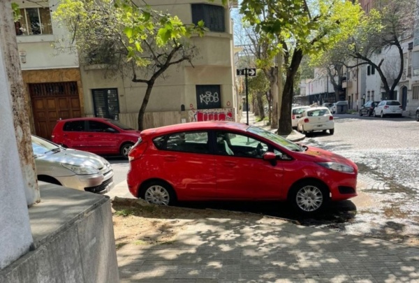 Vecinos reclaman por lo mal que se estacionan los autos en la zona de 2 y 26