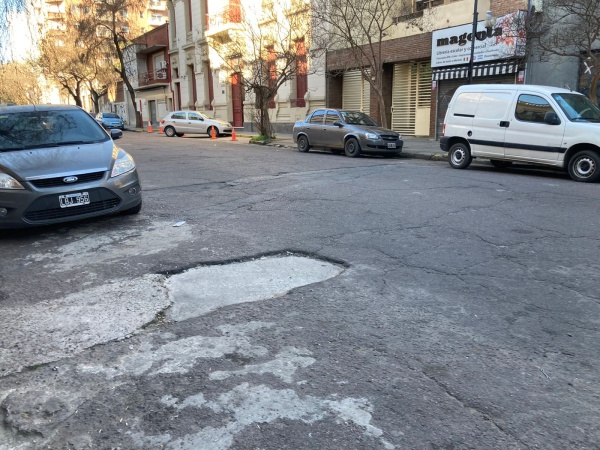 Vecinos de calle 55, en llamas por el mal estado: "No se puede ni pasar, est&aacute; hecho un desastre"