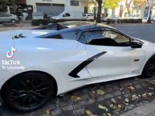 La joya de cuatro ruedas que deslumbró en La Plata: apareció un Corvette blanco