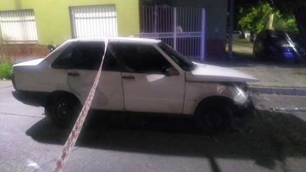Chocó un auto en La Plata, quiso escapar y cuando lo capturaron descubrieron que era un delincuente
