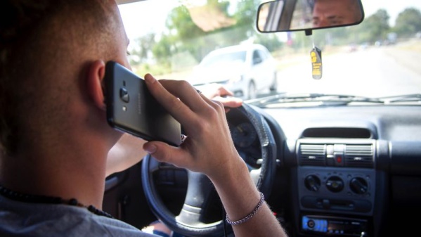 A partir de febrero comenzarán a utilizarse las foto multas por el uso del celular al volante