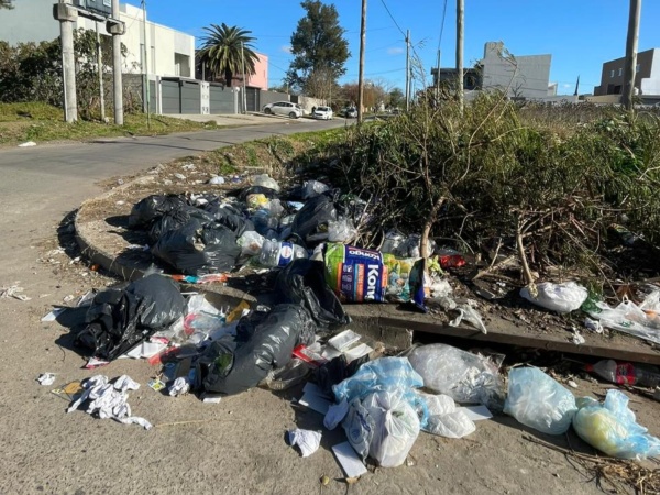 En San Carlos denuncian que un paseo de compras arroja basura en 34 y 134