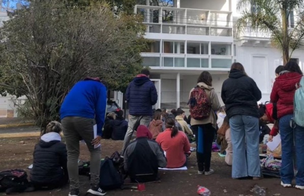 Una platense tenía que hacer una tarea para la facultad en la calle, le dijeron que "tiene el don" y fue viral en Tik Tok