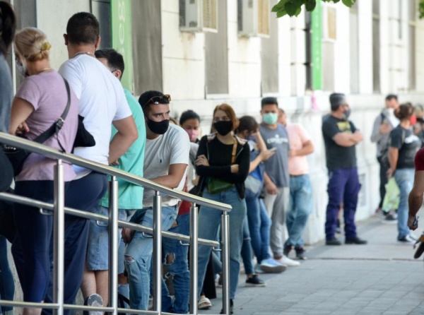 Por la ola de calor en La Plata, modificaron los horarios y lugares para los distintos puntos de hisopados