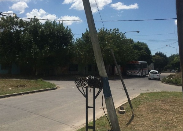 Un poste a punto de caerse preocupa a los vecinos de Los Hornos