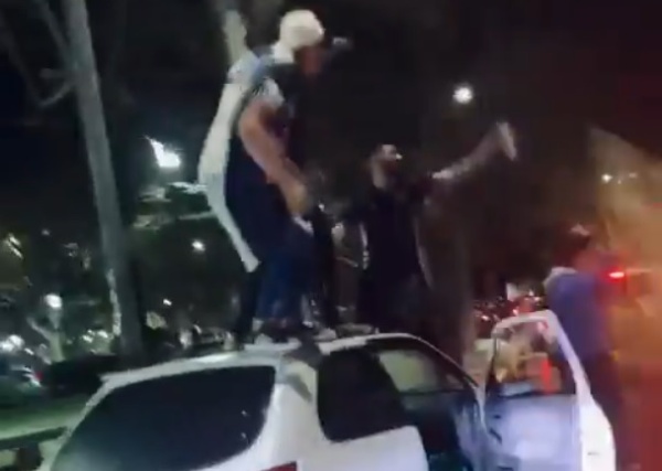 Viajó subido al techo del auto por toda La Plata, rompió su celular, se quemó y no se arrepiente: "Nos salió del corazón"